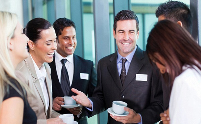 Hãy tập trung lắng nghe họ nói mỗi khi đồng nghiệp nói chuyện với bạn