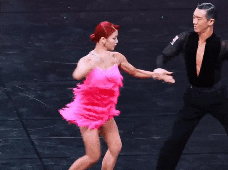 Đời sống Showbiz - Nổi sau một đêm nhờ màn diễn bốc lửa, người đẹp 22 tuổi gây choáng vì bảng thành tích