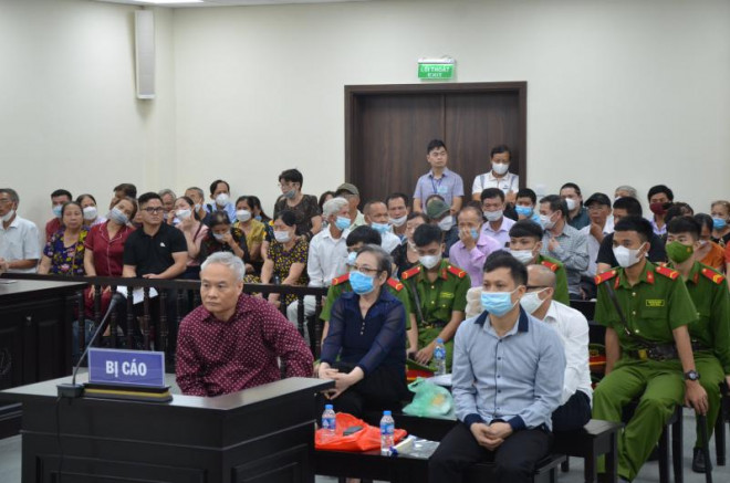 Bị cáo Trần Đức Trung và đồng phạm tại phiên toà.