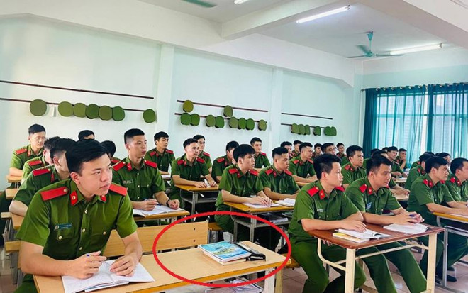 Chỗ ngồi và giấy bút của Đỗ Đức Việt vẫn được bạn bè, đồng đội trân trọng nâng niu.