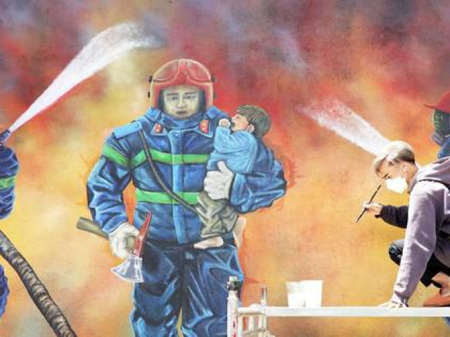 Bạn trẻ - Cuộc sống - Họa sĩ Đà Lạt vẽ tranh tường tri ân 3 chiến sĩ hy sinh khi chữa cháy