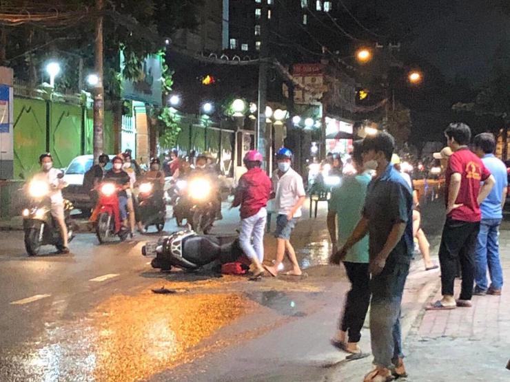 Tin tức trong ngày - Dầu nhớt đổ tràn xuống đường nhiều người khóc gào vì ngã nhào