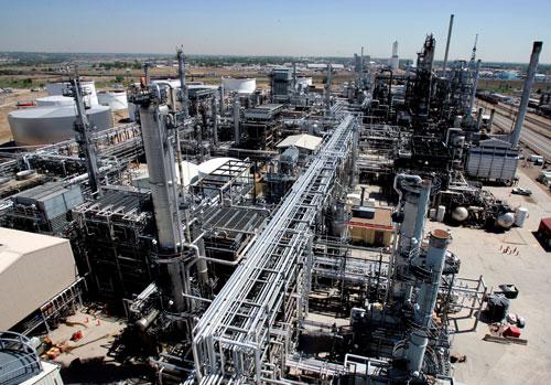 Một nhà máy lọc dầu ở TP Denver, bang Colorado - Mỹ Ảnh: REUTERS