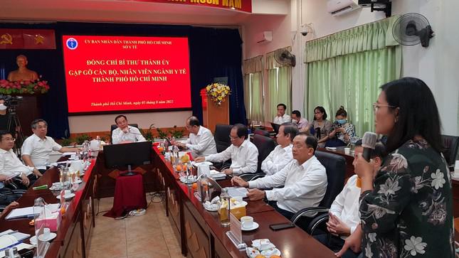 PGS Hoàng Thị Diễm Tuyết, Giám đốc Bệnh viện Hùng Vương bật khóc khi đề cập đến thu nhập không đủ sống của y bác sĩ
