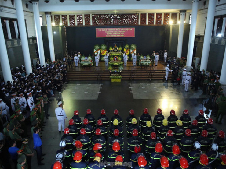 Xúc động nghi lễ phủ cờ Tổ quốc lên linh cữu 3 liệt sĩ Cảnh sát PCCC