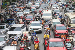 Tin tức trong ngày - Video TNGT 5/8: Nhiều hành khách mắc kẹt trên xe sau cú tông đuôi xe tải