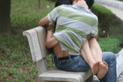 Bạn trẻ - Cuộc sống - Cúi gầm mặt "câm nín" khi bị bố vợ tương lai bắt quả tang trăng hoa ở trong công viên