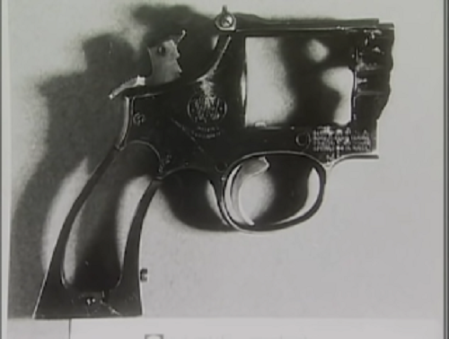 Phần khung của một khẩu súng được tìm thấy trong xe của George.