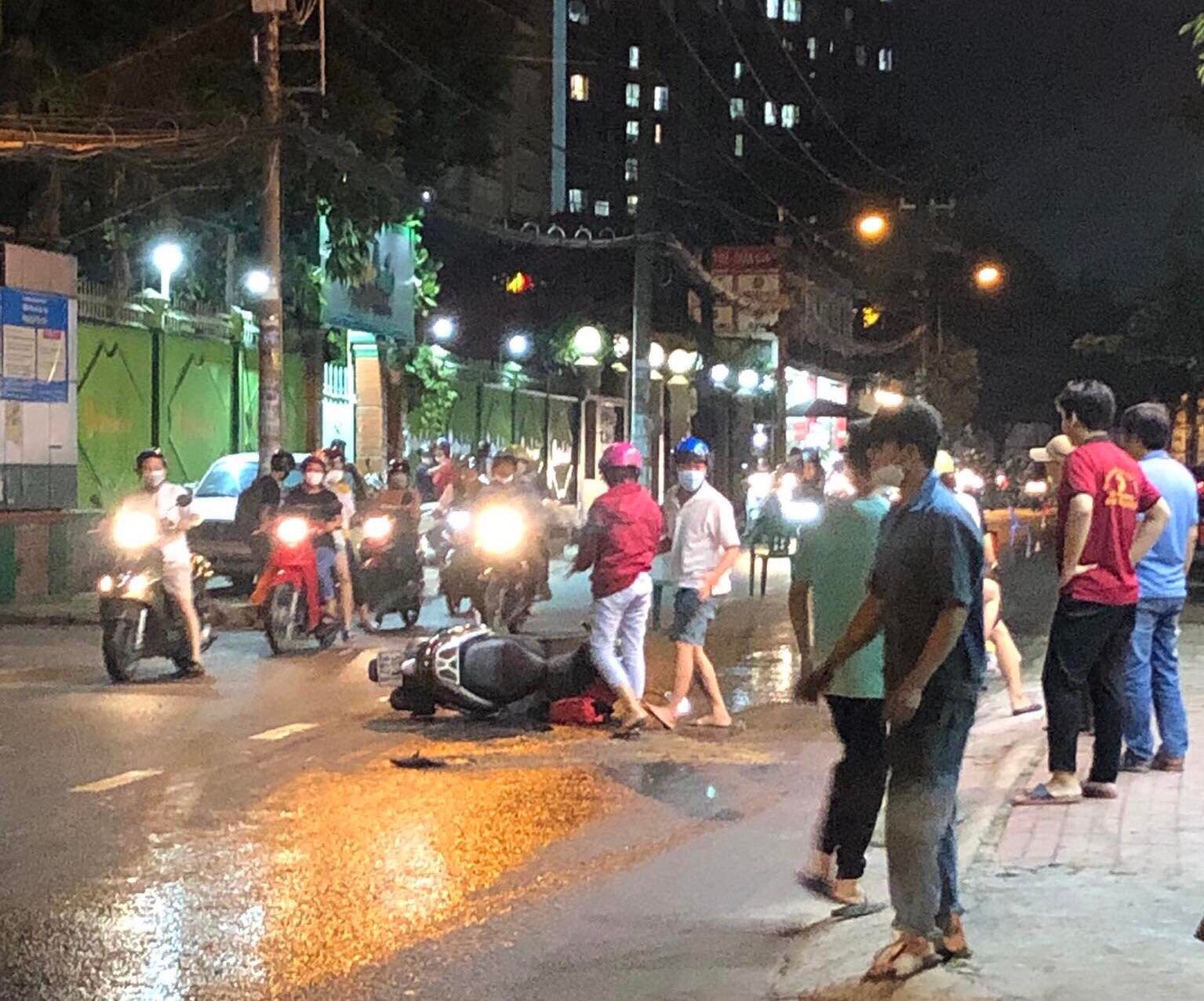  Người đi đường ngã nhào