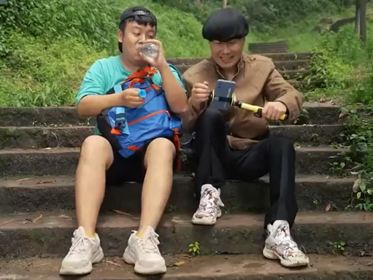 Clip hài hước - Cả nhà đi du lịch nhưng hai bố con bỏ rơi mẹ lúc nào không hay!