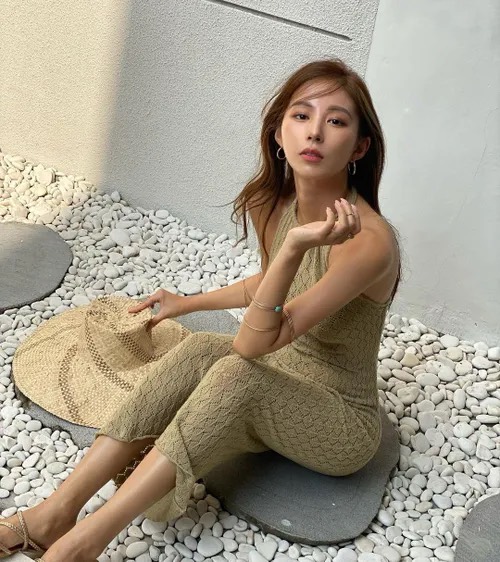 Cô thường chia sẻ những hình ảnh tươi trẻ, xinh đẹp lên trang cá nhân.