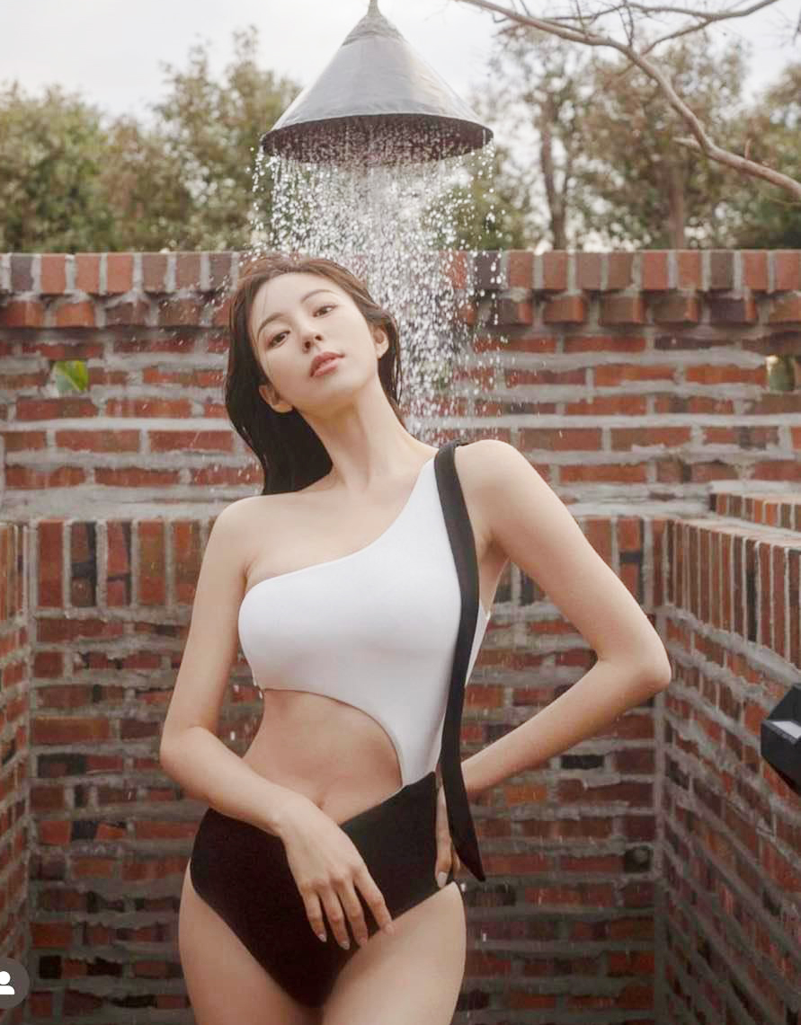 Body chuẩn mực của người đẹp họ Kim trong một thiết kế áo tắm cut-out.