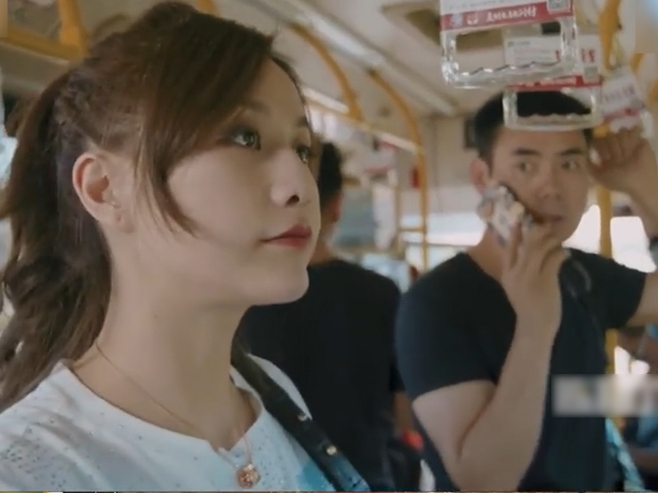 Clip hài hước - "Mờ mắt vì gái xinh" trên xe bus, chàng trai trả giá cực đắt