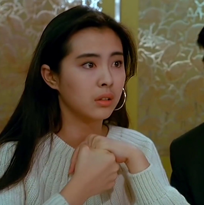 Ngoài Trương Mẫn, mỹ nhân khác gây được chú ý không kém trong Thần bài 1 là Vương Tổ Hiền (Joey Wong).
