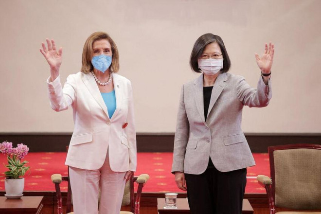Chủ tịch Hạ viện Mỹ Nancy Pelosi (trái) và lãnh đạo Đài Loan Thái Anh Văn trong cuộc gặp hôm 3-8. Ảnh: REUTERS