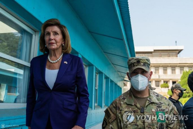 Chủ tịch Hạ viện Mỹ Nancy Pelosi (trái) thăm DMZ phân cách Hàn Quốc và Triều Tiên ngày 4-8. ảnh: Yonhap