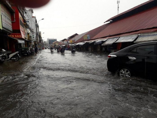 Nhiều tuyến đường TP.HCM ngập sâu sau mưa lớn, chợ Thủ Đức thành... ốc đảo - 3