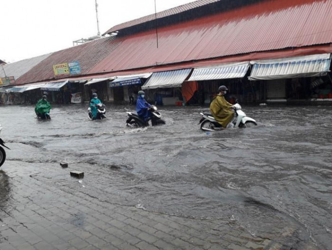 Nhiều tuyến đường TP.HCM ngập sâu sau mưa lớn, chợ Thủ Đức thành... ốc đảo - 5