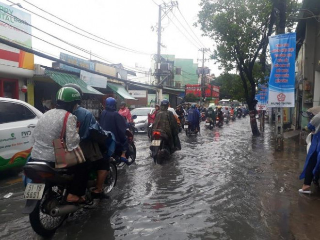 Nhiều tuyến đường TP.HCM ngập sâu sau mưa lớn, chợ Thủ Đức thành... ốc đảo - 2
