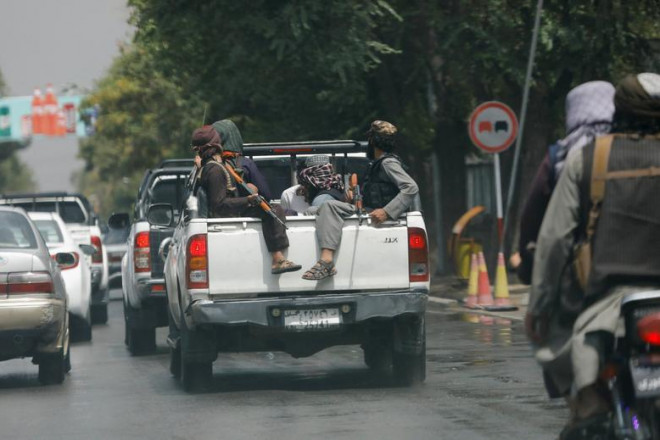 Lính Taliban chở 1 người đàn ông bị
bắt giữ trên chiếc xe quân sự ở Thủ đô của Afghanistan