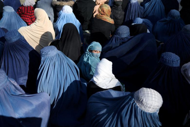 Đám đông phụ nữ Afghanistan chờ nhận
bánh mì ở Kabul