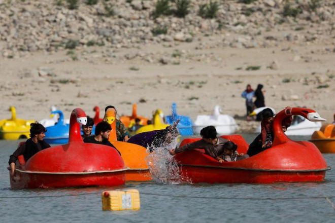 Cảnh vui chơi trên hồ Qargha ở
Kabul