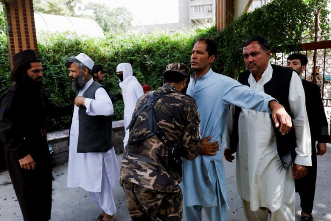 Lính Taliban kiểm tra tại cửa ra vào
của Nhà thờ Hồi giáo Abdul Rahman trong 1 buổi cầu nguyện