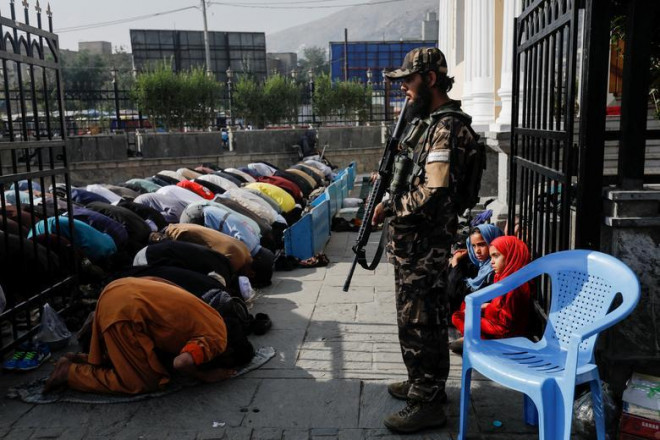 Lính Taliban đứng gác bên trong Nhà
thờ Hồi giáo Shah-e Doh Shamshira