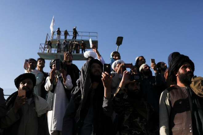 Các thành viên Taliban tranh thủ chụp
ảnh bằng điện thoại di động tại 1 sự kiện