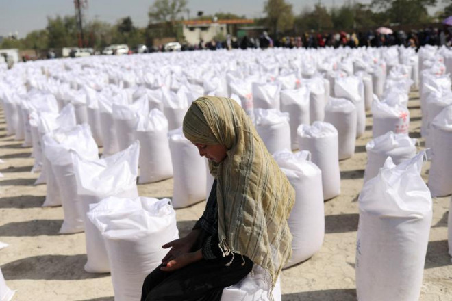 Bé gái Afghanistan chờ nhận gạo hỗ
trợ tại 1 trung tâm phân phối ở Kabul