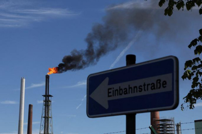 Một cột khói tại nhà máy lọc dầu của Shell Energy and Chemicals Park Rheinland ở Godorf gần Cologne - Đức Ảnh: REUTERS