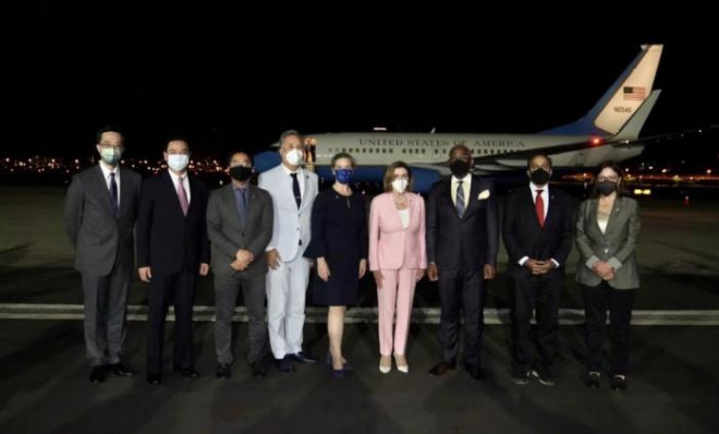 Chủ tịch Hạ viện Mỹ Nancy Pelosi đặt chân tới Đài Loan ngày 2/8. Ảnh - EPA-EFE
