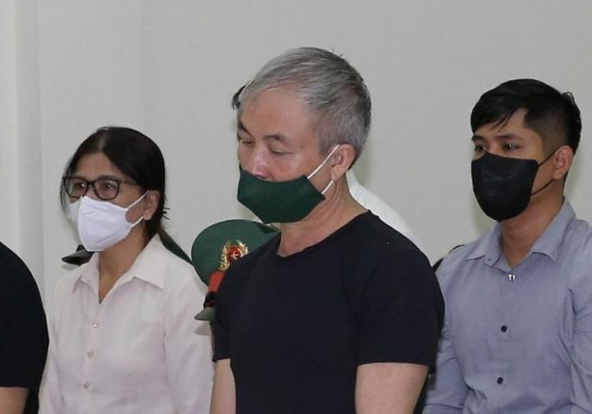 Cựu thiếu tướng Lê Văn Minh (áo đen) tại phiên toà sơ thẩm