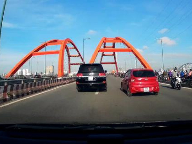 Thế giới xe - Loạt xe máy quay đầu trên cầu Bình Lợi để né CSGT