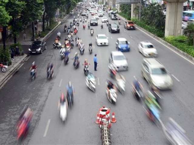 Tin tức trong ngày - Đường Nguyễn Trãi sau phân làn vẫn "mạnh ai nấy đi"