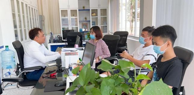 Thí sinh, phụ huynh đến nghe tư vấn tại một trường đại học ở TPHCM