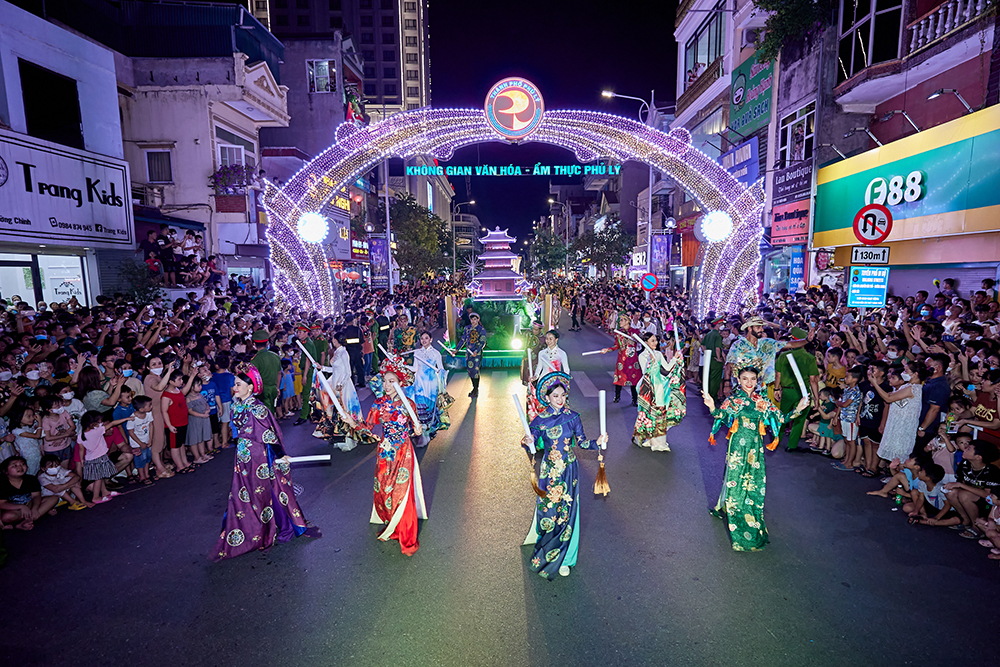 Hà Nam tưng bừng hai đêm Lễ hội đường phố Carnival đa màu sắc - 1