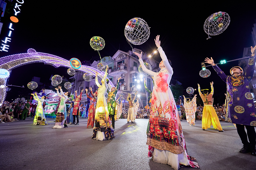 Hà Nam tưng bừng hai đêm Lễ hội đường phố Carnival đa màu sắc - 6