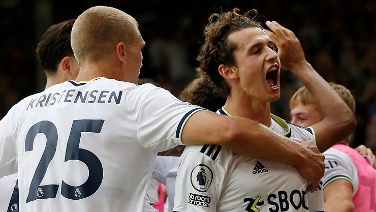 Tân binh Aaronson tỏa sáng giúp Leeds United thắng ngược dòng