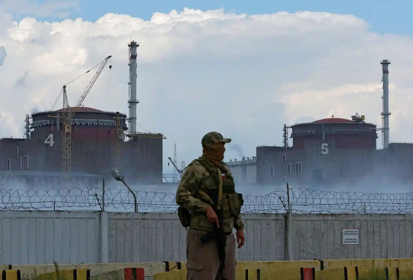 Một binh sĩ Nga đứng gác gần nhà máy điện hạt nhân Zaporizhzhia (ảnh: Reuters)