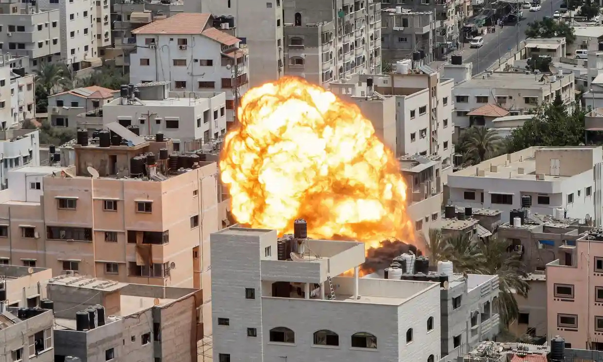 Quân đội Israel tiếp tục không kích ở dải Gaza hôm 6/8 (ảnh: AP)
