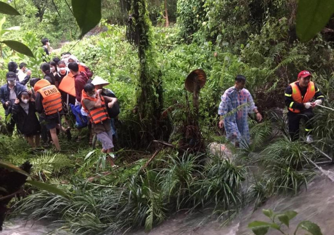 Cảnh sát giải cứu 23 học sinh mắc kẹt ở suối Tiên vì mưa lớn, nước lên cao - 2