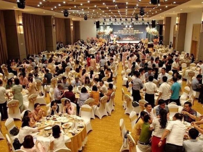 Hình ảnh được cho rằng hàng trăm người dự "tiệc tri ân chia tay" ông Ninh Văn Chủ nghỉ hưu