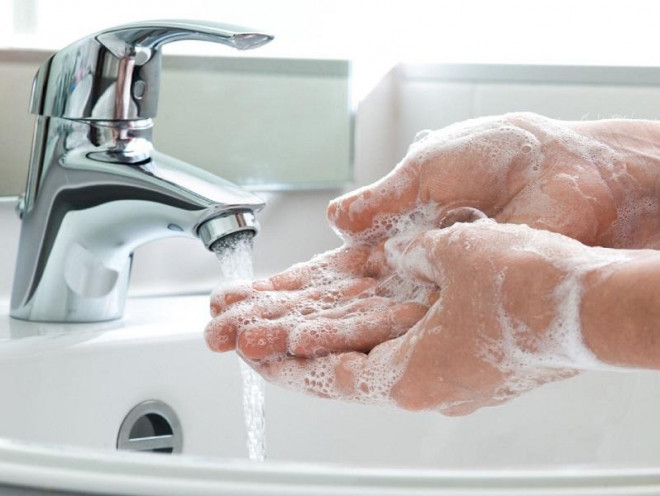 Rửa tay bằng xà phòng để loại bỏ vi khuẩn trước khi làm sạch "cô bé"