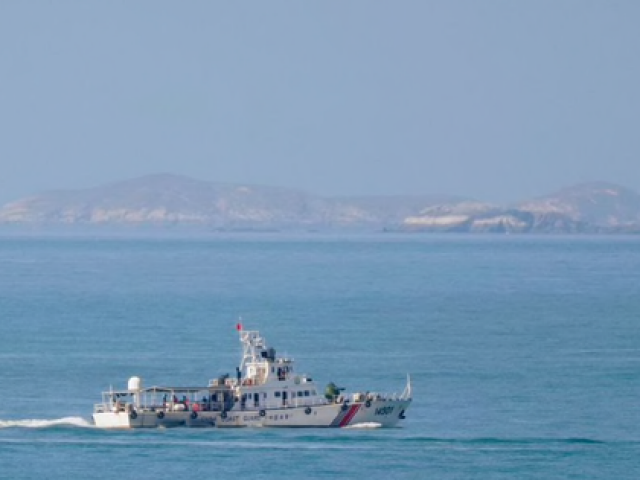 Thế giới - Chục tàu chiến giáp mặt nhau giữa eo biển Đài Loan