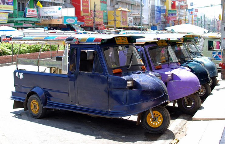 Bạn cũng có thể bắt xe tuk-tuk hoặc taxi để đến bến xe buýt Mochit và sau đó đi xe buýt đến Auytthaya. Cứ 30 phút lại có một chuyến xe buýt chạy đến Ayuthaya. Cũng có nhiều xe khách nhỏ đưa bạn đến Ayutthaya từ Tượng đài Chiến thắng sau 20 phút.  
