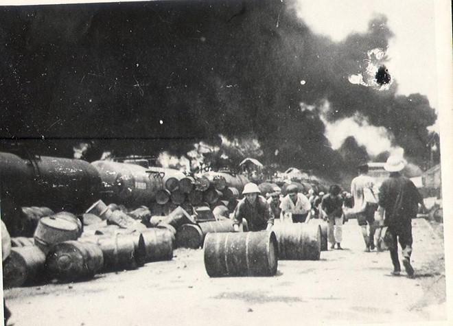 Cảnh sát PCCC chữa cháy kho xăng Đức Giang (Hà Nội) trong cuộc chiến tranh phá hoại miền Bắc của Không quân Mỹ