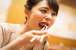 Sức khỏe đời sống - 6 thói quen ăn uống phá nát dạ dày, thay đổi gấp trước khi quá muộn