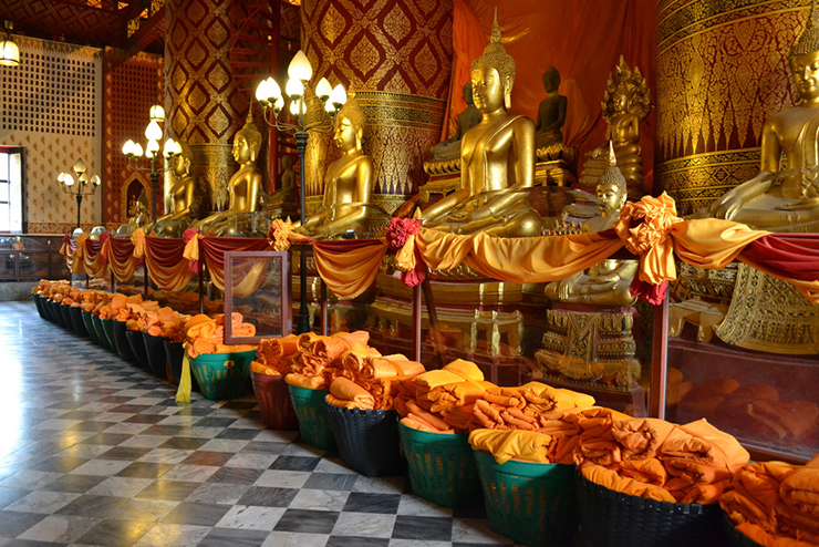 Ayutthaya bao gồm nhiều tàn tích cổ: Wat Choeng Thar, Wat Suwandararam, Wat Phra Ram, Wat Mahathat, Wat Phra Mongkhon Bophit, Wat Phutthatsawan, Wat Pra Sri Sanphet, Wat Worachettharam, Wat Lokaya Suttha, Wat Yai Chaimongkhon và Wat Chaiwatthanaram.
