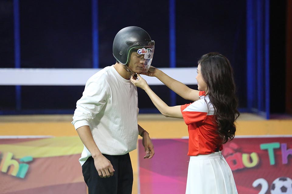 Bùi Tiến Dũng khiến fan phấn khích, Tấn Trường lại gây tranh cãi vì game show - 1